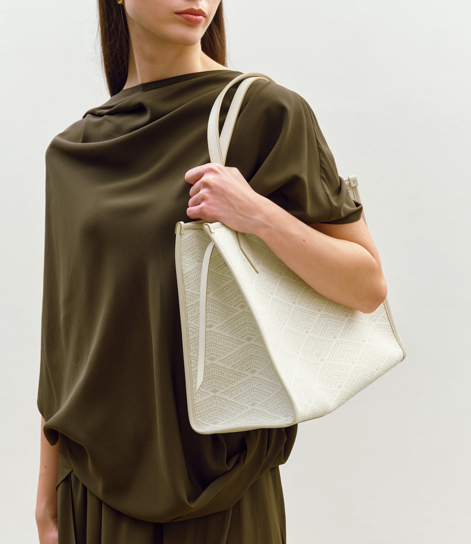 Chameleon 34 Oversized Diamond Jacquard Grey with Bianco | Métier